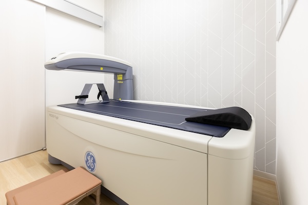 骨粗しょう症の検査と診断 - 精密な骨密度測定（DEXA法）が重要